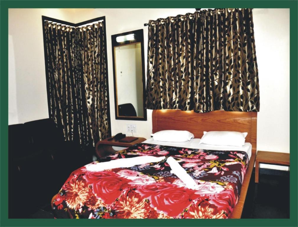 슈라다 사부리 팰리스 쉬르디 호텔 객실 사진